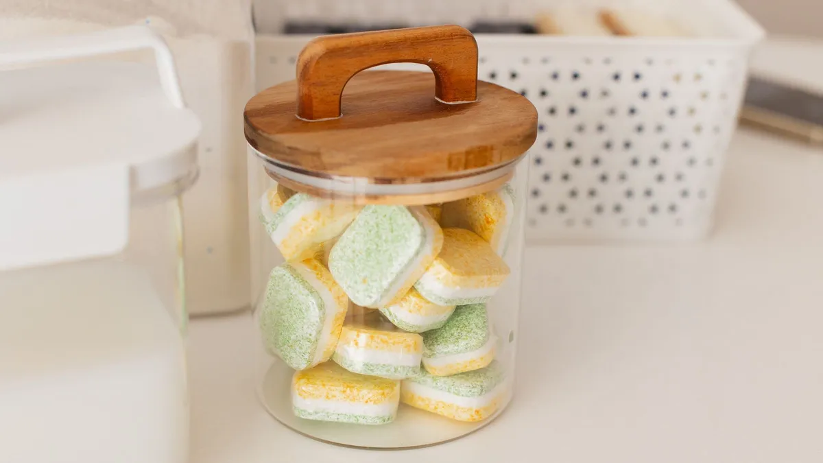 Använd diskmaskinstabletter för ett skinande rent badrum!